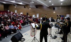 Samsun'da yurtta kalan kız öğrencilere askeri bando konser verdi