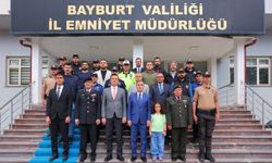 Bayburt'ta bayram nöbetindeki güvenlik güçleriyle bayramlaşıldı