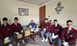 Öğrenciler yaşlı vatandaşın ev işlerine destek oldu