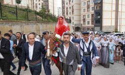 Dünyaevine giren gelin, asırlık gelenekle baba evinden alındı