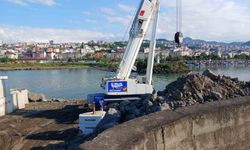 Faroz Limanı'nı dev dalgalardan korumak için 21 tonluk beton blokların dizilmesine başlandı