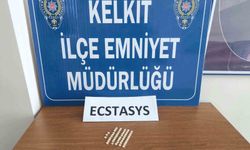 Gümüşhane'de şase numarası değiştirilmiş araç ve binlerce kaçak malzeme ele geçirildi