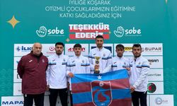 Yarı maraton finalinde büyük başarıya imza atan Trabzonsporlu atletler kürsüde yer aldı