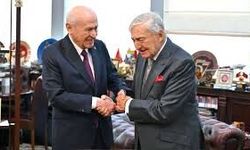 Koç Ailesinin Bahçeli’ye Verdiği Bozkurtlu 5 Lira Gündem Oldu