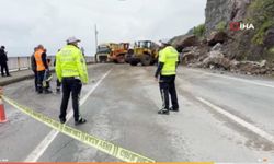 Heyelan nedeniyle ulaşıma kapanan Arhavi-Hopa-Sarp karayolu tek şeritten ulaşıma açıldı