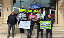 Of’ta öğrenciler sürücülere broşür dağıtarak trafik kuralları konusunda farkındalık oluşturdu