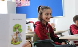 Rizeli 13 yaşındaki doğuştan engelli Miray, 3 eseriyle kitap fuarında imza dağıttı