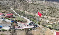 Taşdemir Köyü’nde Kelkit Vadisi’nin En Büyük Türk Bayrağı Gururla Yükseldi