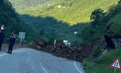 Trabzon-Bayburt karayolu heyelan nedeniyle ulaşıma kapandı