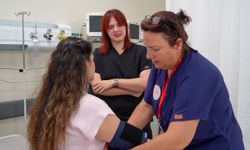 Acil servis hekimi, hemşire annesiyle birlikte omuz omuza hayat kurtarıyor