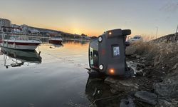 Elektrikli araç limandaki kayalıklara devrildi