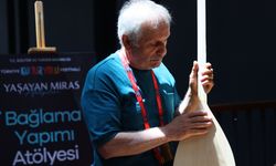 Emekli öğretmen bağlama yapımını geleceğe taşıyor