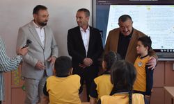 Sınıf başkanı seçilen öğrencinin vaadiyle Kelkit Belediye Başkanı Ünal Yılmaz okula geldi