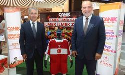 Canikli kadınlar A Milli Takım'a destek için ilmek ilmek örüp sergiledi