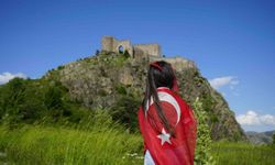 Dağcılar, 700 yıllık Kov Kalesi'ne Türk bayrağı asarak A Milli Futbol Takımı'na destek verdi