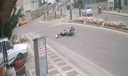 Kaldırıma çarpan motosiklet ve sürücünün yola savrulduğu anlar kameraya yansıdı: 1 yaralı