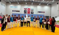 Düzköy Belediyesi Sporcuları Türkiye Gençler Kuraş Şampiyonası’nda 10 Madalya Kazandı