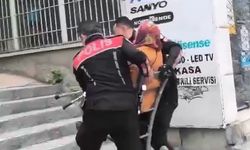 Merdivenleri çıkmakta zorlanan yaşlı kadını polis ekipleri sandalyeyle taşıdı