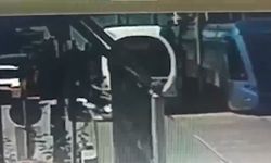 Samsun'da tramvay ile motosikletin çarpıştığı kaza güvenlik kamerasında