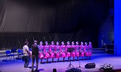 Trabzon Mimar Sinan Ortaokulu’ndan Yıl Sonuna Yakışan Konser: Salon Dakikalarca Alkışladı