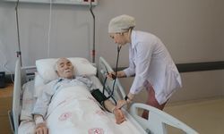 Risk taşıyan 79 yaşındaki hastaya kapalı kalp kapağı ameliyatı yapıldı