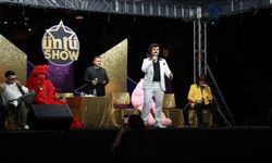 Maçka'da Ünlü Show Rüzgarı! Şehir Tiyatrosu Gösterisi Büyük Beğeni Topladı