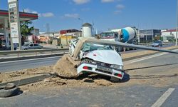 Aydınlatma direğine çarpan otomobilin sürücüsü yaralandı