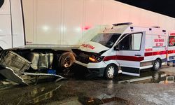 Hasta taşıyan ambulans ile tırın çarpıştığı kazada 6 kişi yaralandı