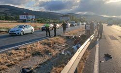 Otomobille çarpışan elektrikli bisikletteki 3 kişi yaralandı