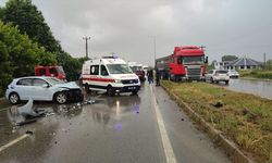 Samsun'da iki otomobilin çarpıştığı kazada 2'si ağır 4 kişi yaralandı