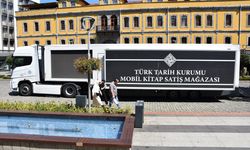 Türk Tarih Kurumunun 'mobil kitap satış mağazası' Trabzon'a geldi
