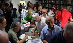Türk Tarih Kurumunun Trabzon'daki 'mobil kitap satış mağazası'nda imza günü etkinliği yapıldı