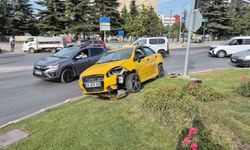 Araç ile çarpışan otomobil kavşaktaki refüje çıktı