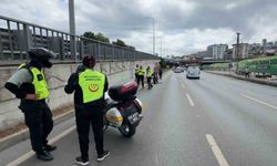 Devrilen motosikletteki 2 kişi yaralandı