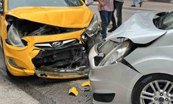 Hafif ticari araç ile ticari taksi kafa kafaya çarpıştı: 2 yaralı