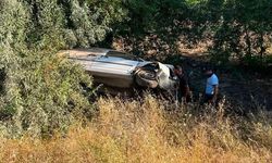 Hafif ticari araç kontrolden çıkıp tarlaya uçtu: 3 yaralı