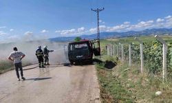 Servis aracı yandı, geriye demir yığını kaldı