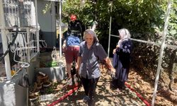 Yaşlı çift alevlerin sardığı evden komşuların uyarısıyla çıktı