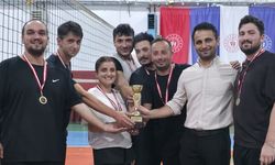 Tirebolu'da Çimen Dede Voleybol Turnuvası Büyük İlgi Gördü! Şampiyon Altun Gıda Spor Oldu