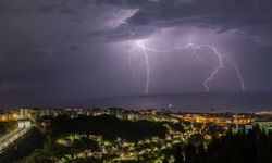 Trabzon’da Geceyi Şimşekler Aydınlattı