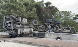 İstinat duvarına çarpan kamyon devrildi