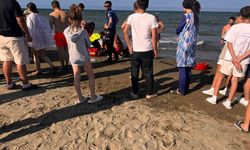 Denize giren anne ve 2 kızı boğulma tehlikesi geçirdi