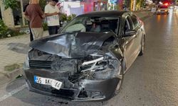 Otomobil hafif ticari araca arkadan çarptı: 1 yaralı