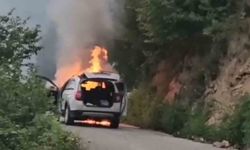 Seyir halindeki otomobil alevlere teslim oldu: 5 kişilik aile son anda kurtuldu