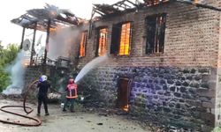 Arhavi’de 2 Katlı Evde Yangın Çıktı: Ekipler Alevlere Müdahale Etti