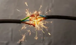 Elektrik akımına kapılarak çatıdan düşen işçi yaralandı