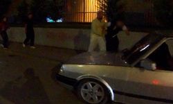 Araç İçindeki Kişiye Bağırarak Saldırdı: O Anlar Kameraya Yansıdı