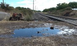 Yük treni traktöre çarptı: İkiye bölünen traktörün sürücüsü yaralandı