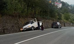 Düzköy’de Kamyonet İstinat Duvarına Çarptı: 2 Yaralı