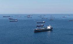 Karadeniz'e geçemeyen gemiler İstanbul açıklarında bekliyor